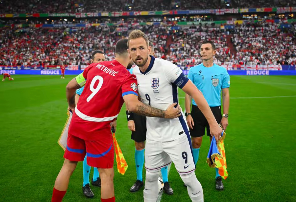 包含荷兰队单刀直入，捍卫对英格兰的胜利的词条