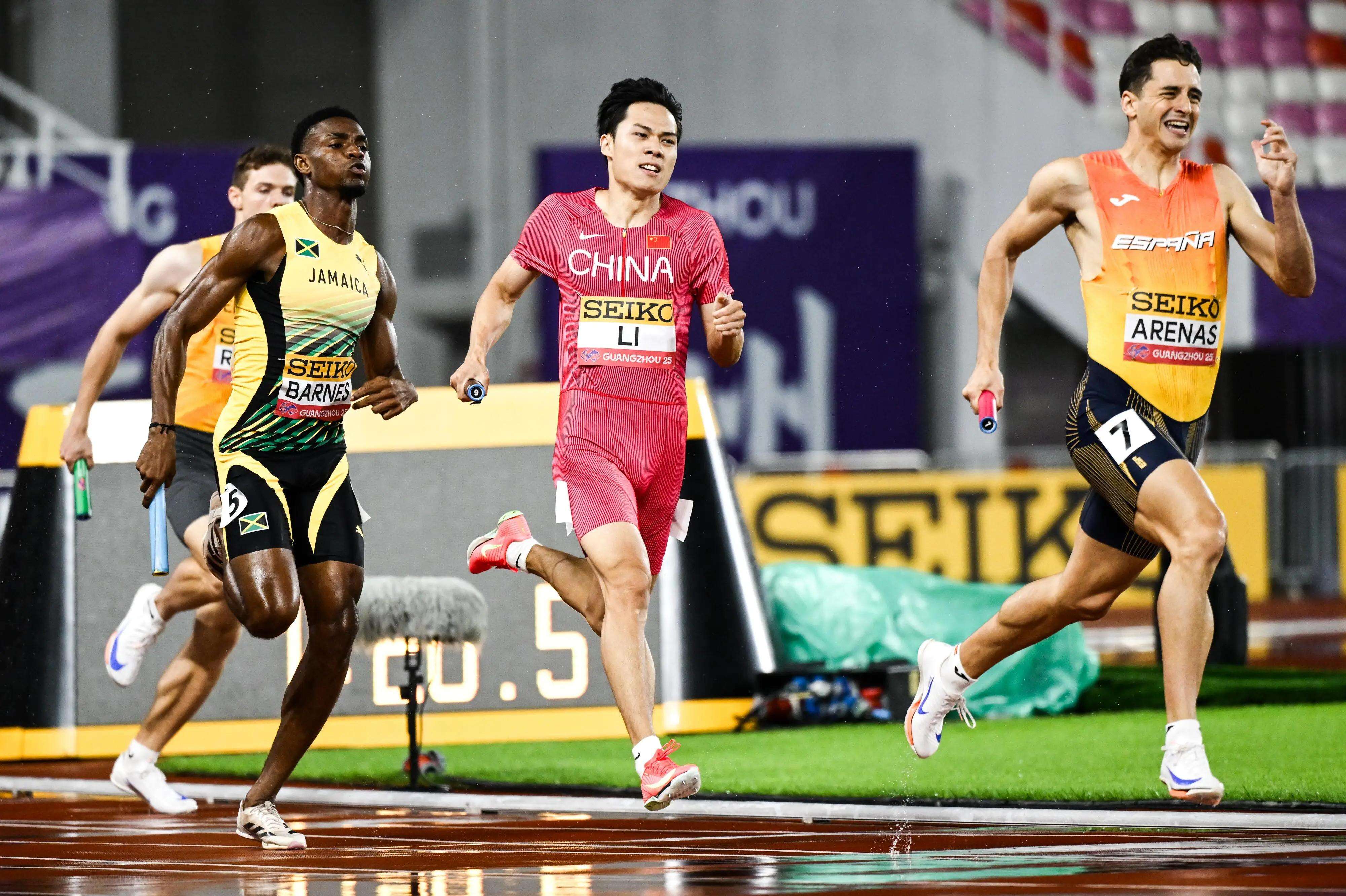 球场上的较量,每一粒进球都是全队拼搏的成果的简单介绍 球场上的较量,每一粒进球都是全队拼搏的成果的简单介绍