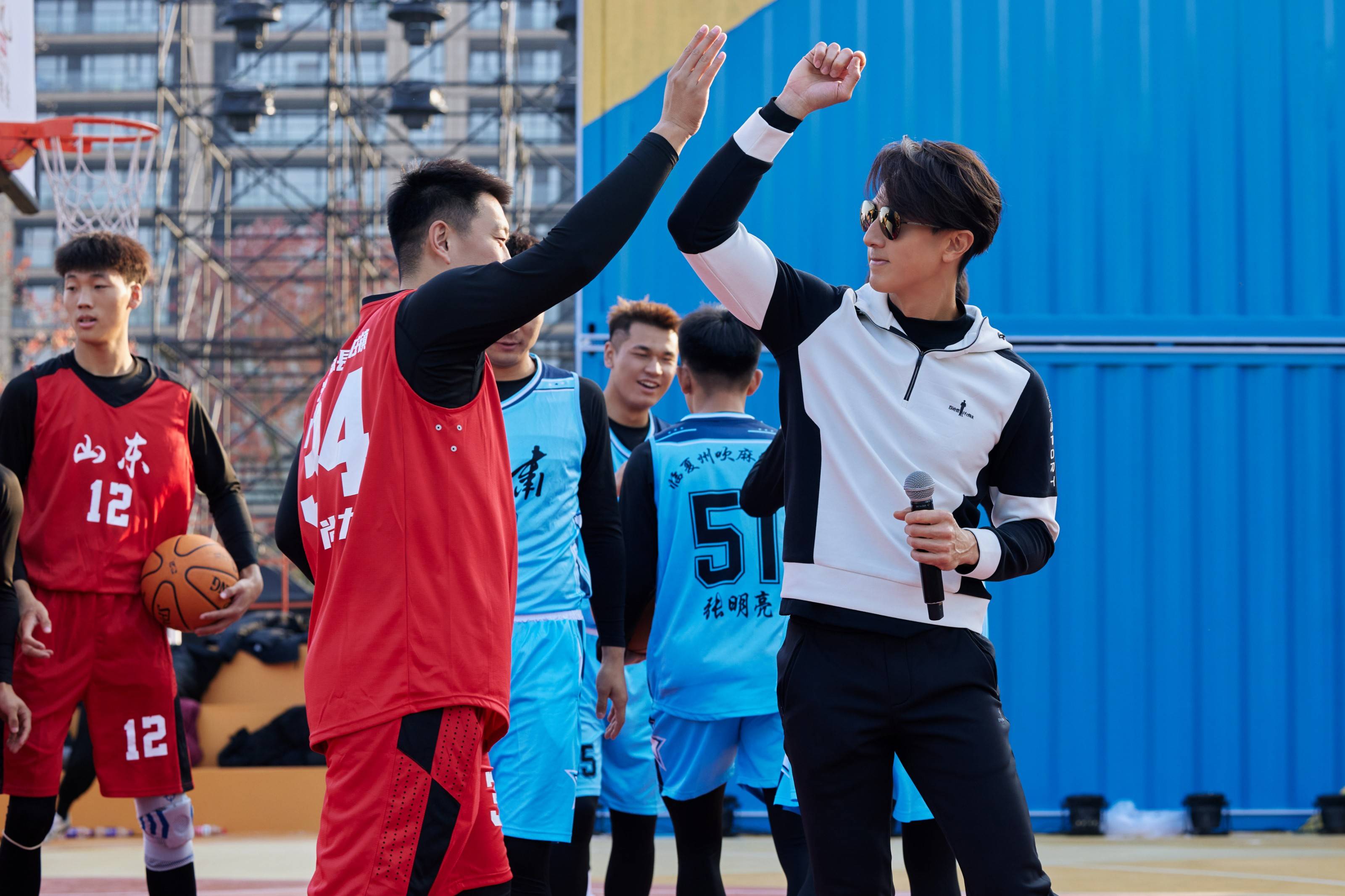 篮球明星球员在社交媒体上互动热烈的简单介绍 篮球明星球员在社交媒体上互动热烈的简单介绍