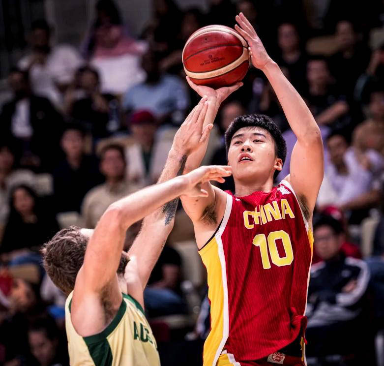 关于篮球明星齐聚赛场，风采不减昔日辉煌的信息